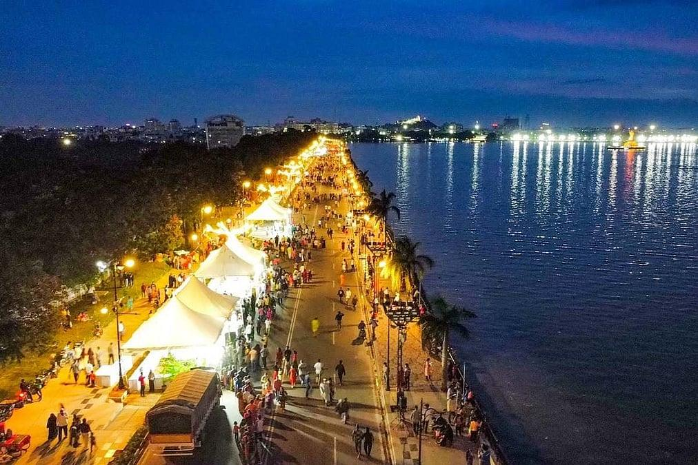 Street Foods in Tank Bund – Best Food Stalls & Must-Try Snacks Best Street Foods in Tank Bund near Hussain Sagar Lake